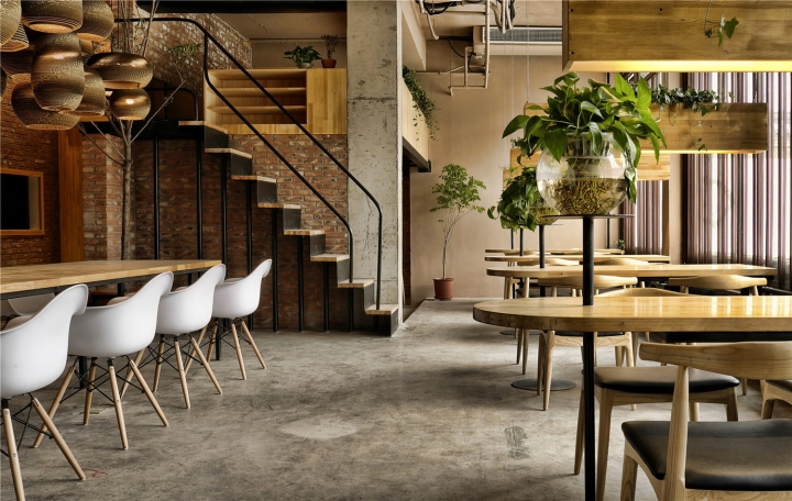 Серый бетонный пол в интерьере кафе