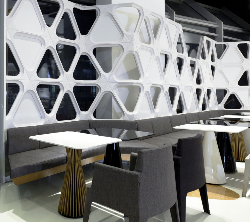 Интерьер кафе-бара: геометрически формы на стенах