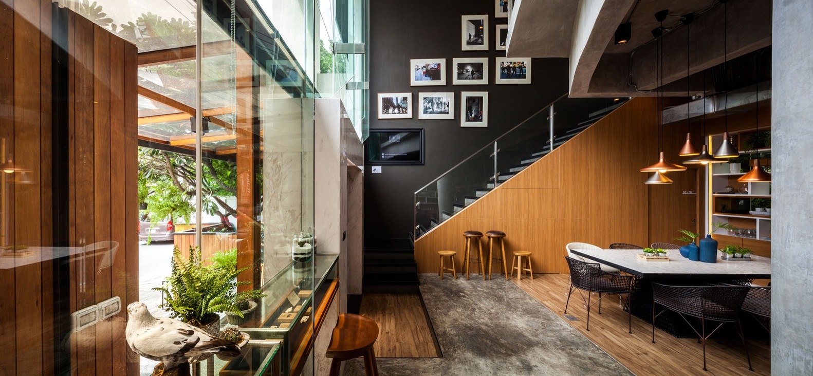 Множество деревянных элементов в интерьере кафе-бара