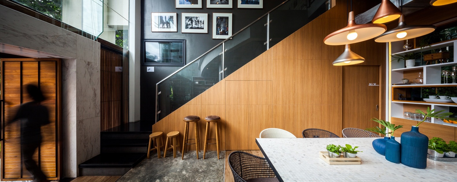 Деревянная отделка лестницы в интерьере кафе-бара