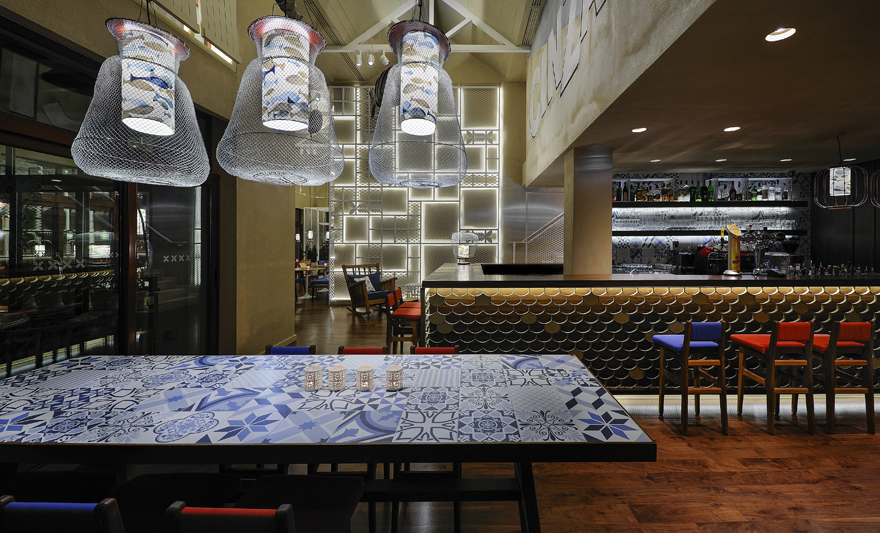Интерьер кафе в морском стиле - расписной стол и декор в виде чешуи