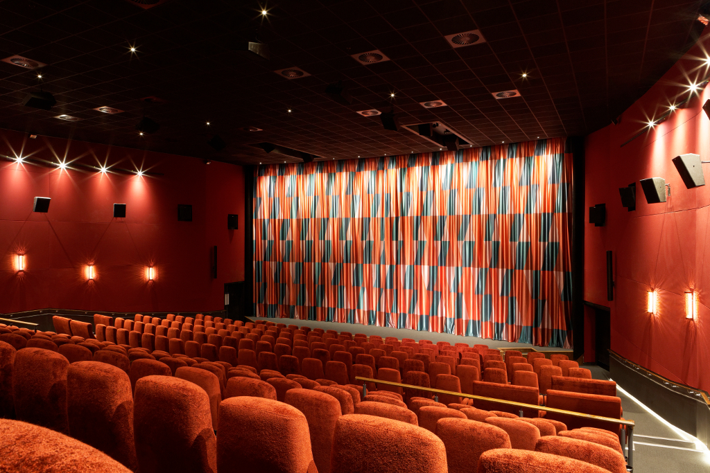 Ярко-красны интерьер зала кинотеатра