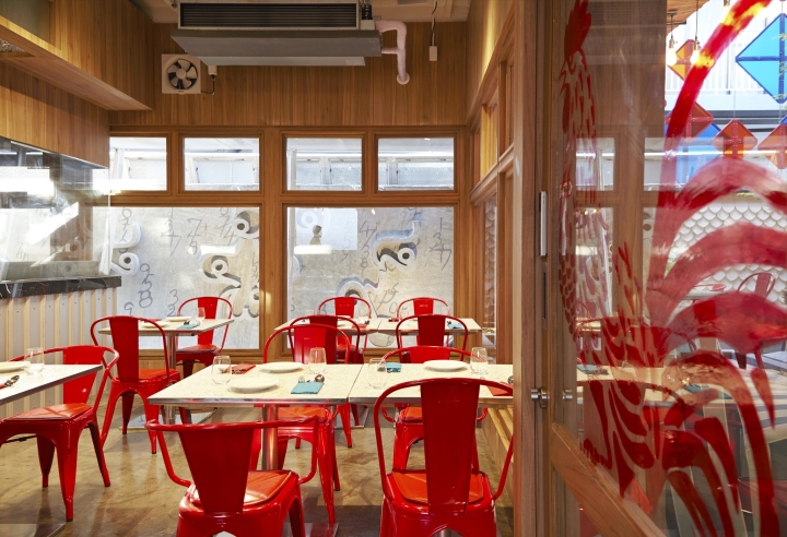 Ярко-красные кресла в интерьере тайского ресторана