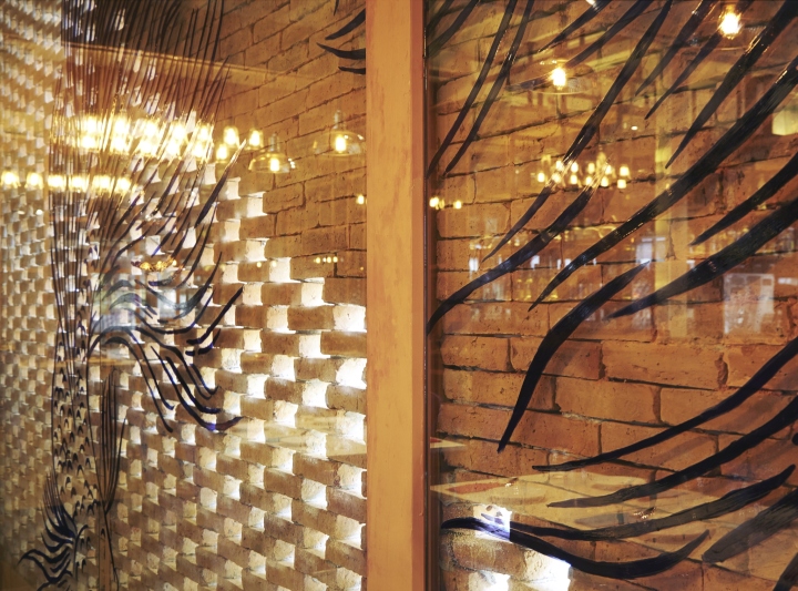 Стеклянная отделка стен в интерьере тайского ресторана