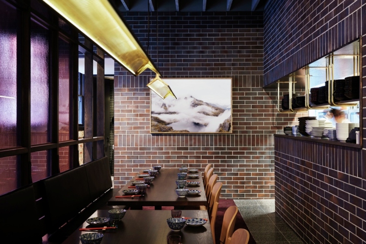 Интерьер китайского ресторана - детали осветительных приборов изготовлены из латуни