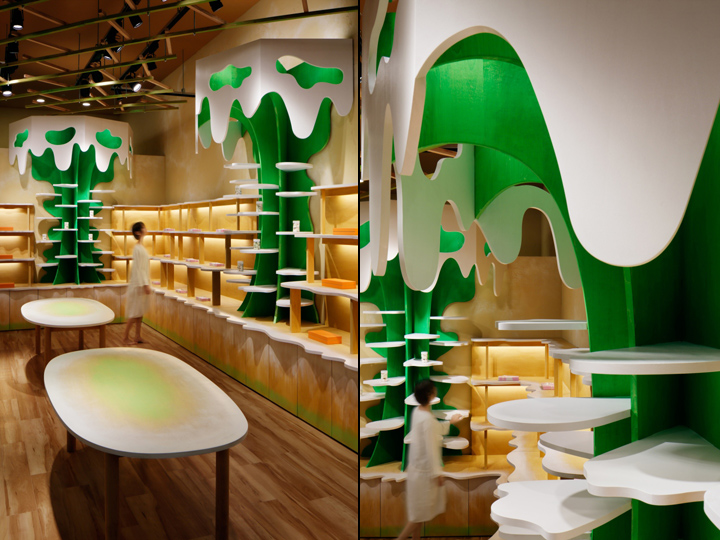 Элементы декора интерьера кондитерского магазина выполнены из дерева