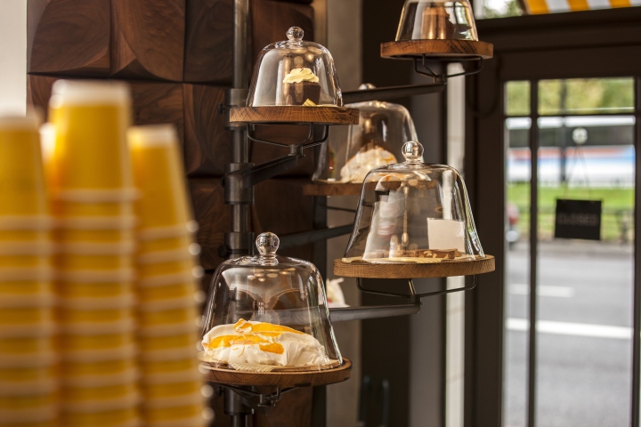 Деревянные подставки со стеклянными крышками для сладостей в интерьере мини кофейни