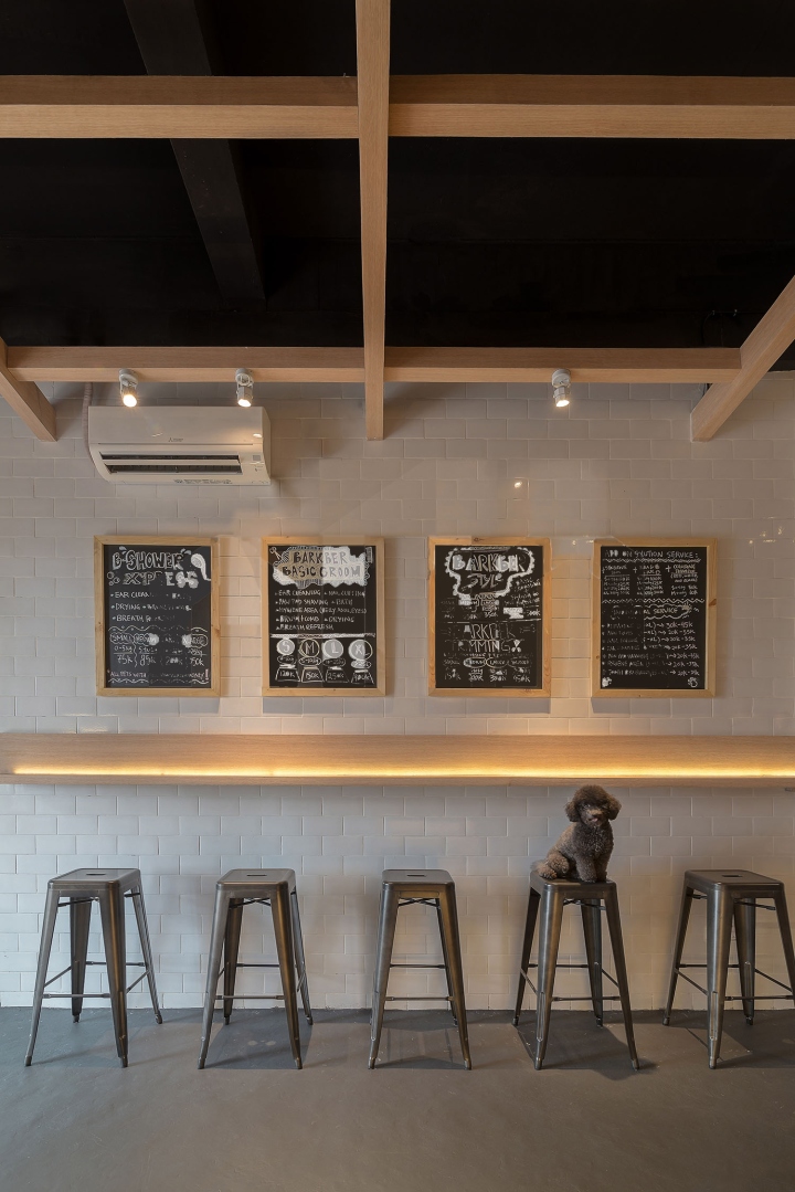 Белая глянцевая плитка на стене в интерьере небольшого кафе