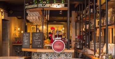 Необычный интерьер небольшого кафе во Франции, выполненный в итальянском стиле