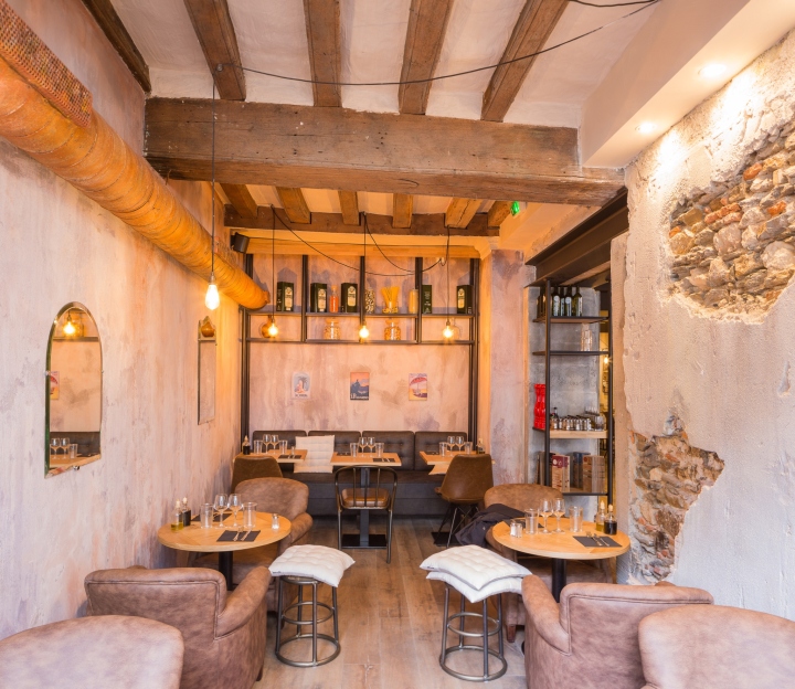 Деревянные потолочные балки в интерьере небольшого кафе