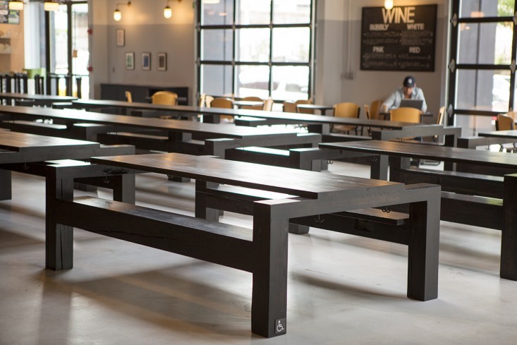 Тёмные деревянные столы в интерьере пивного бара