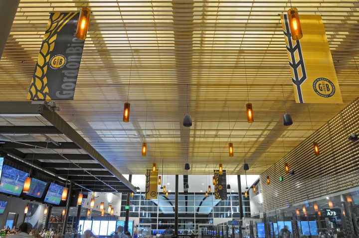 Интерьер пивного ресторана: деревянный потолок