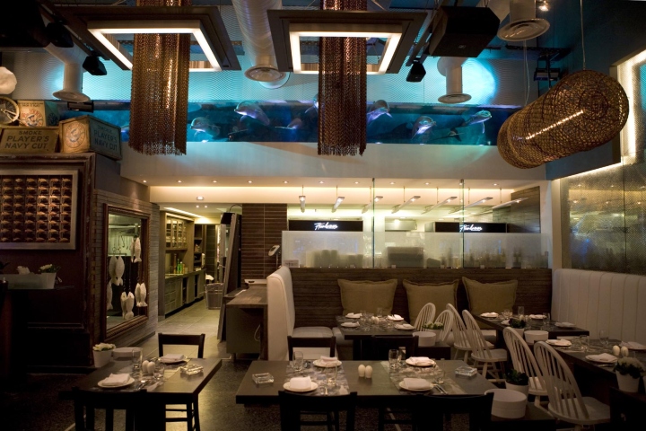 Оригинальные светильники в интерьере ресторана в морском стиле