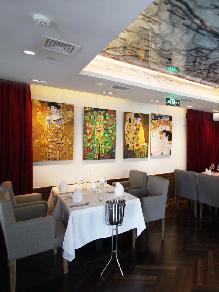Репродукции картин известных австрийских художников на стене ресторана