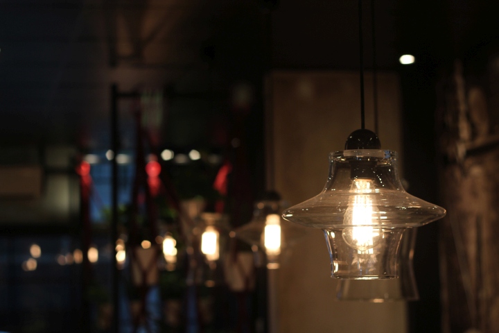 Стеклянные абажуры на потолочных светильниках ресторана