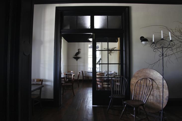 Тёмные деревянные двери со стеклом в интерьере ресторана