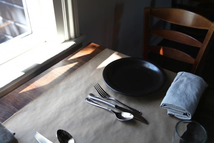 Чёрная посуда в интерьере ресторана