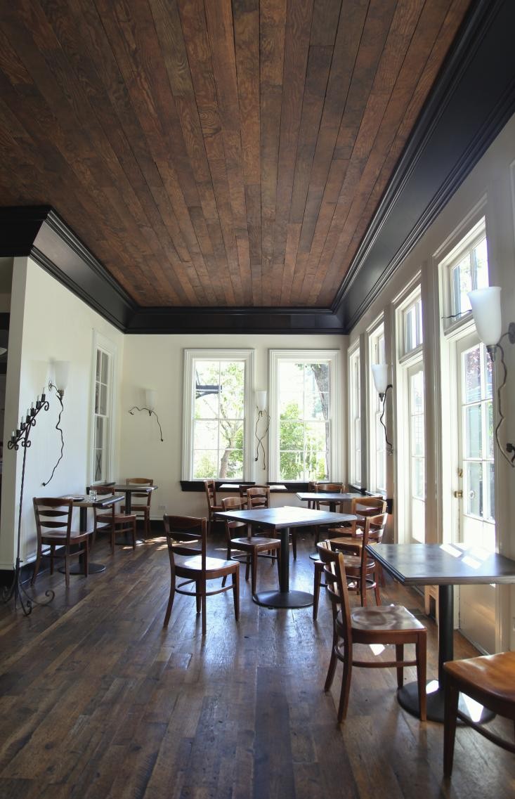 Тёмный деревянный потолок в интерьере ресторана