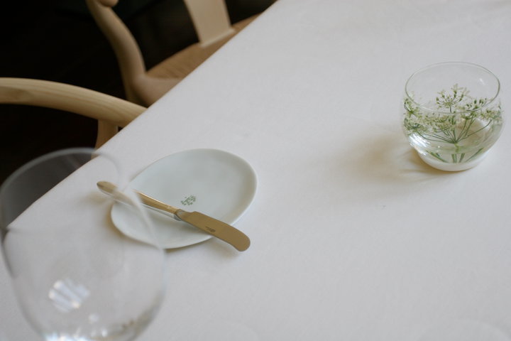 Миниатюрные стеклянные вазочки на столе в интерьере ресторана