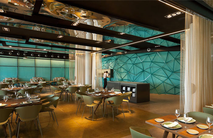 Роскошные шторы в интерьере ресторана в морском стиле