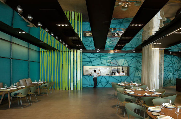 Бирюзовые стены в интерьере ресторана в морском стиле