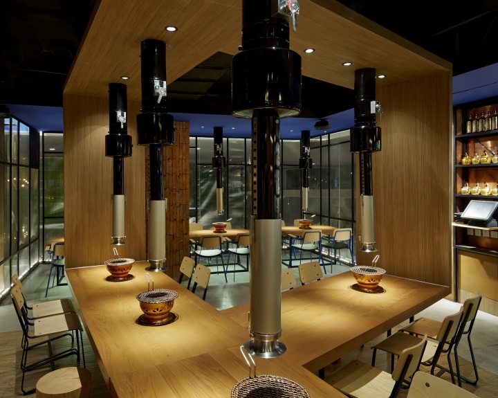 Светлая деревянная мебель в интерьере ресторана