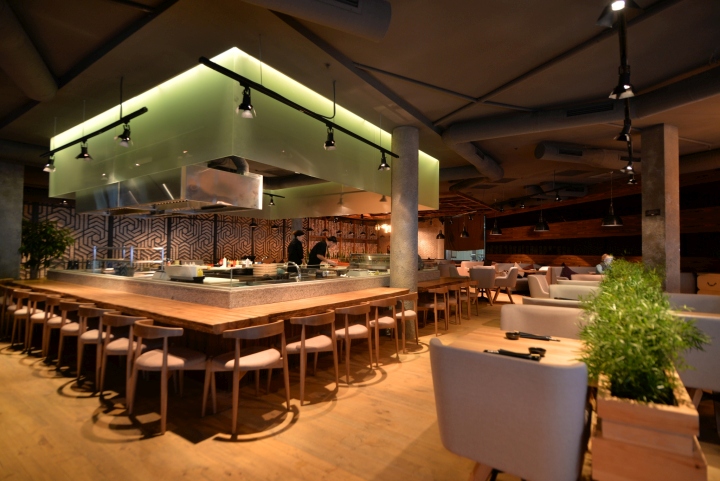 Светлый деревянный пол в интерьере ресторана японской кухни