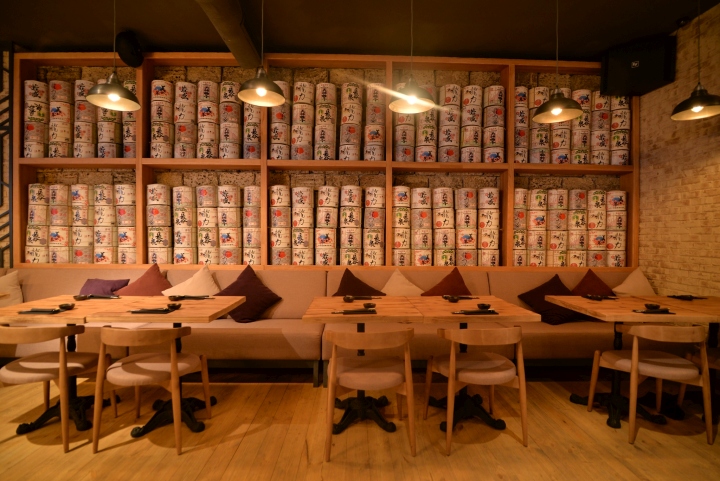 Светлый диван в интерьере ресторана японской кухни