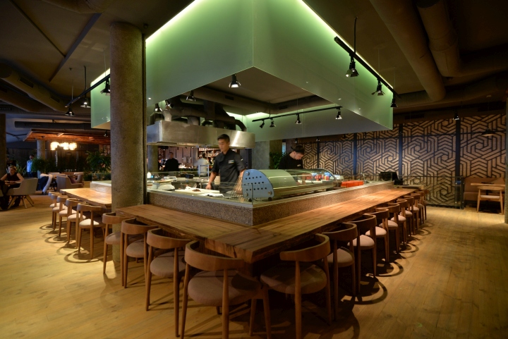 Каменная отделка барной стойки в интерьере ресторана японской кухни