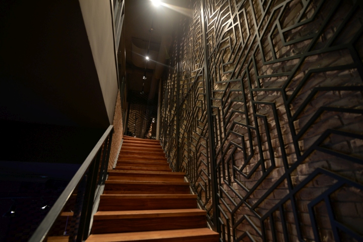 Деревянная лестница в интерьере ресторана японской кухни