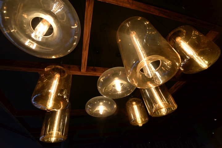 Стеклянные абажуры светильников в интерьере ресторана японской кухни - Фото 1