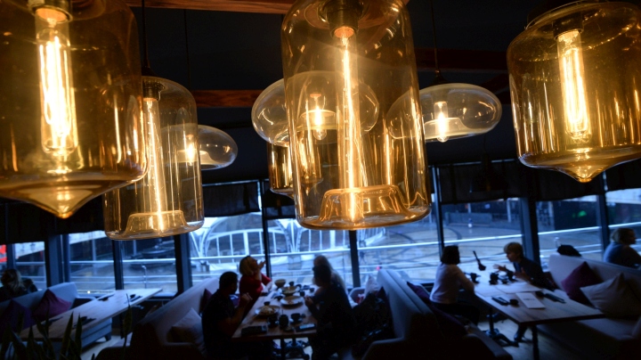 Стеклянные абажуры светильников в интерьере ресторана японской кухни - Фото 2