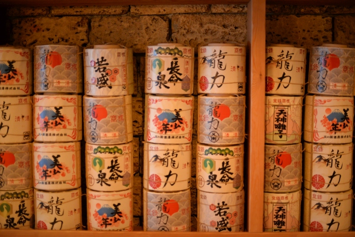 Навесные деревянные полки в интерьере ресторана японской кухни