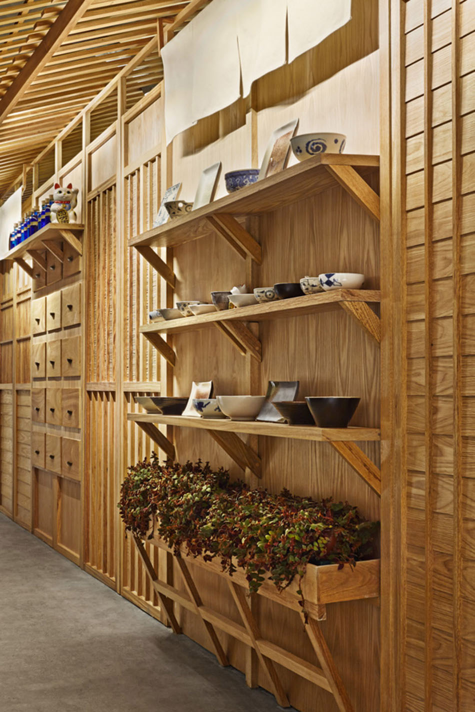 Интерьер суши-бара в Валенсии: деревянная стенка