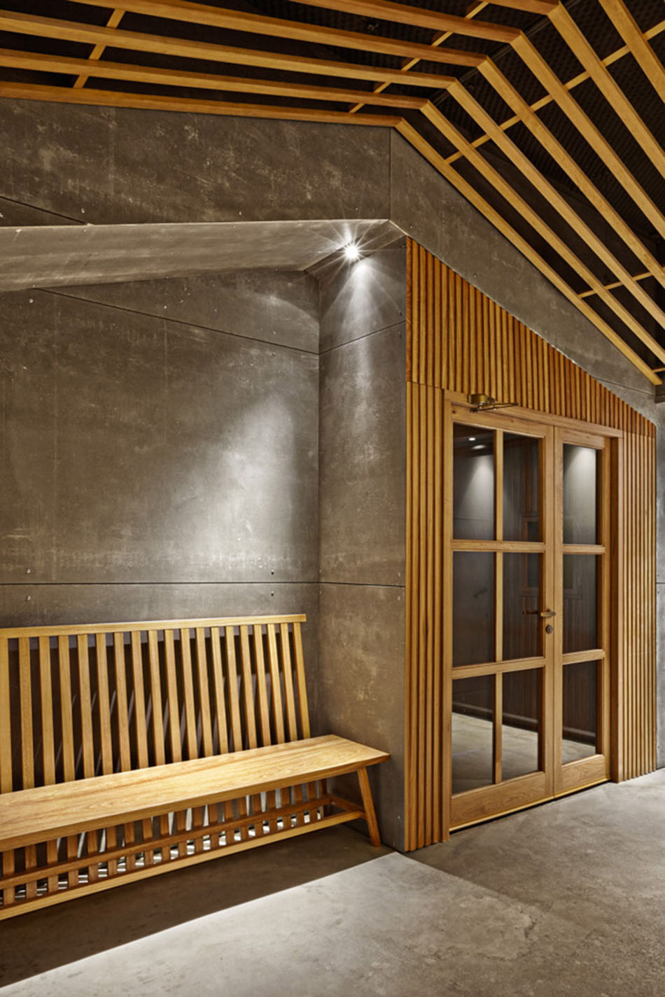 Интерьер суши-бара в Валенсии: деревянная мебель