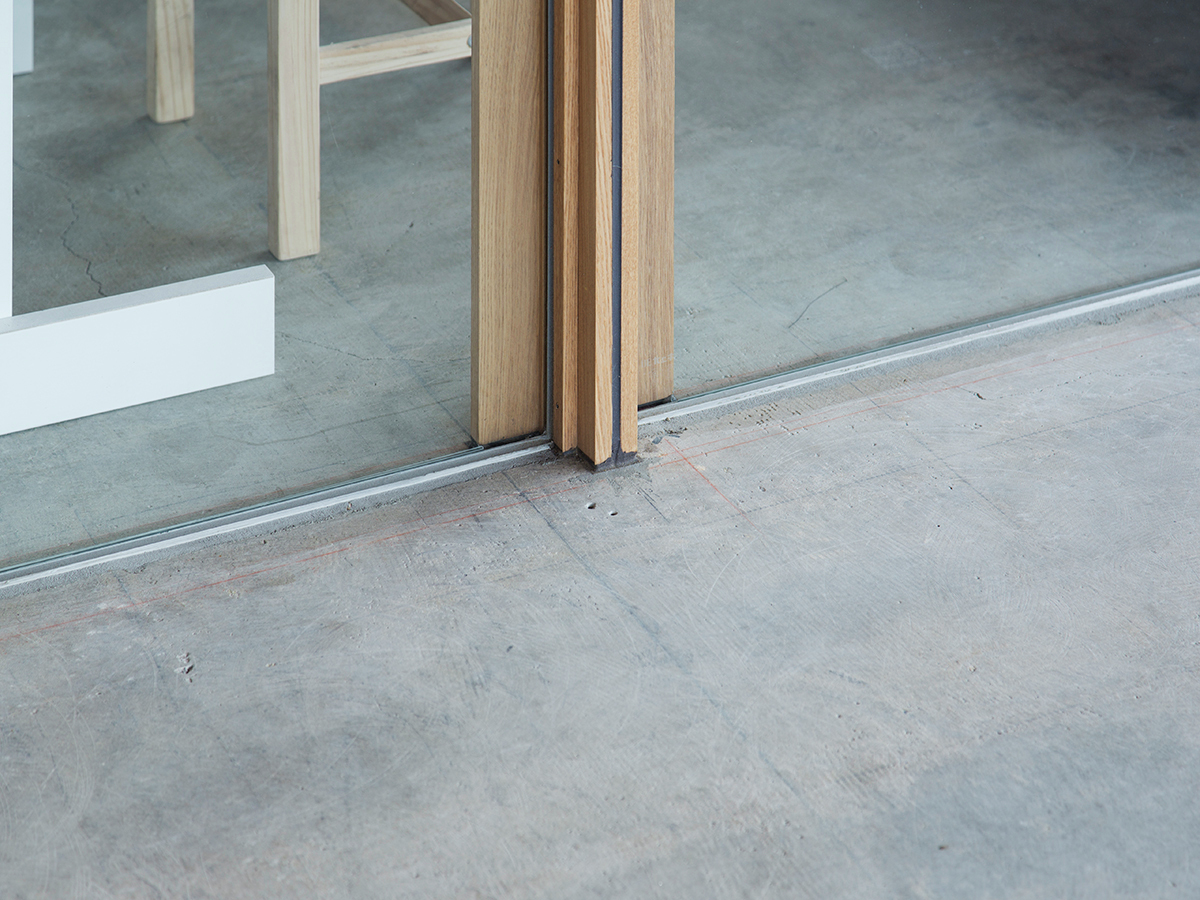 Серый бетонный пол в интерьере уютного кафе
