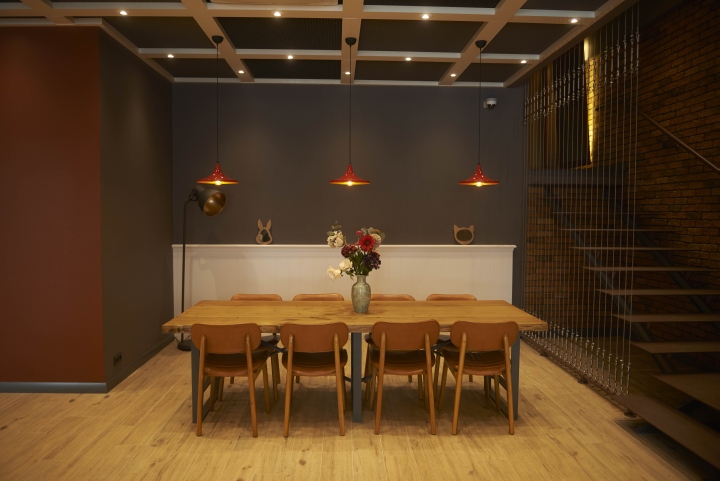 Интерьер уютного ресторана Mutfak 11 в тёмном цвете