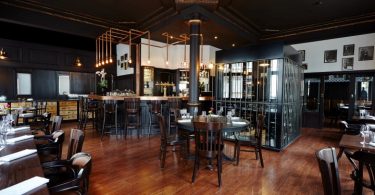 Интерьер винного бара-ресторана в стиле старого Чикаго