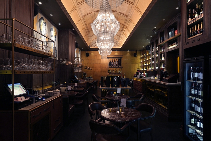 Четные столики с мраморной столешницей в интерьере винного ресторана