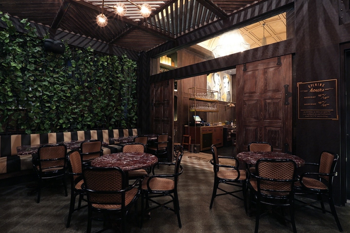 Тёмные плетёные стулья с деревянным каркасом в интерьере винного ресторана