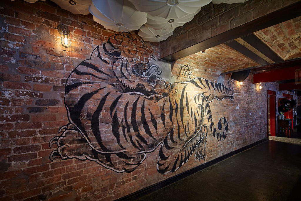 Интерьер восточного ресторана в Ливерпуле: рисунок тигра на стене