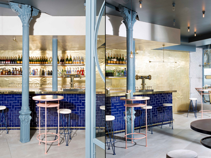 Синяя плитка в оформлении барной стойки в интерьере зала ресторана