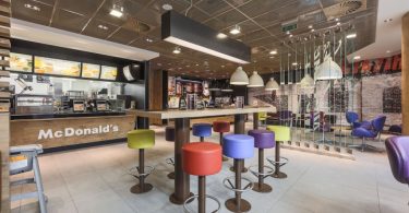 Интерьеры кафе быстрого питания: МакДональдс в Москве теперь выглядит не хуже ресторана
