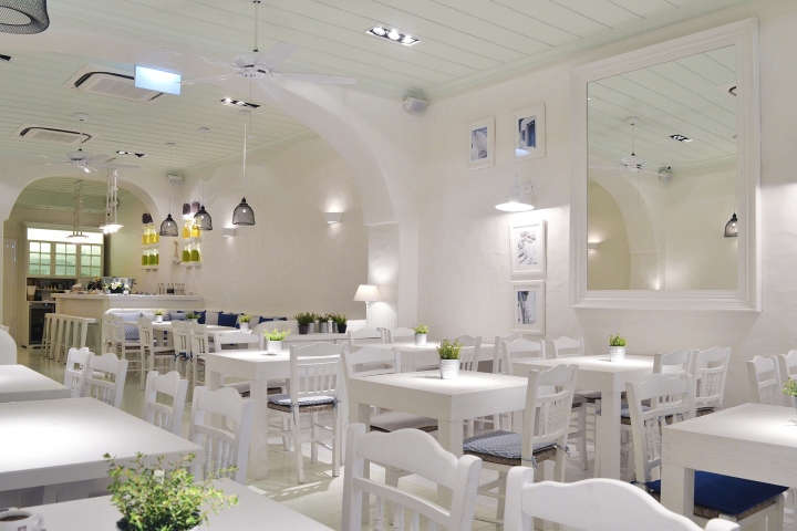 Белые стены в интерьере ресторана в средиземноморском стиле