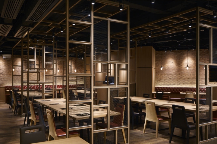 Интерьеры ресторанов мира - прямоугольные столы из светлого дерева