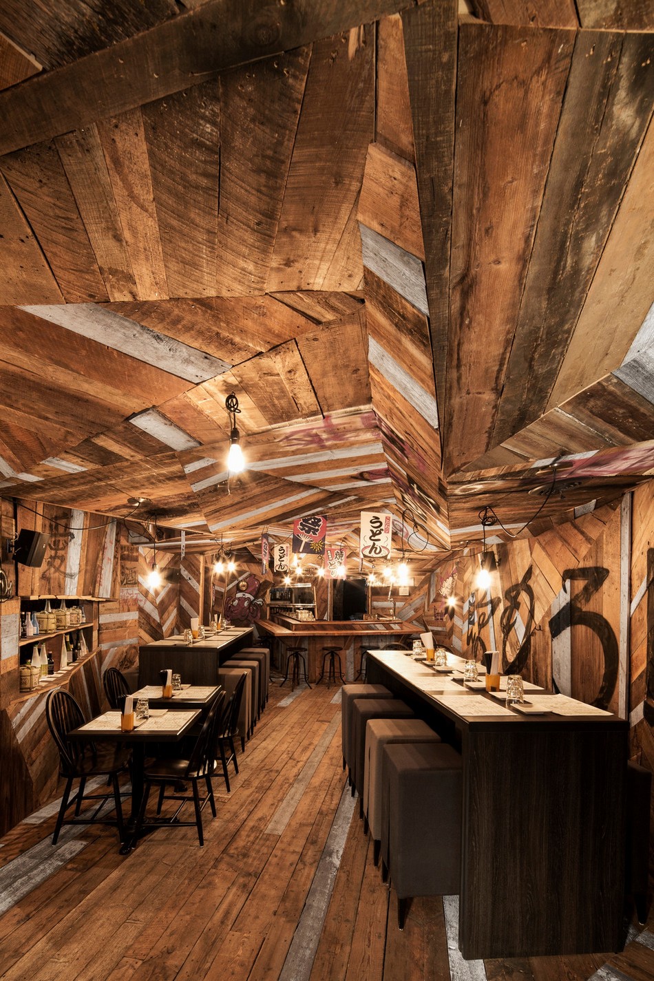 Яркий бар-ресторан внутри деревянного змея: Izakaya Kinoya
