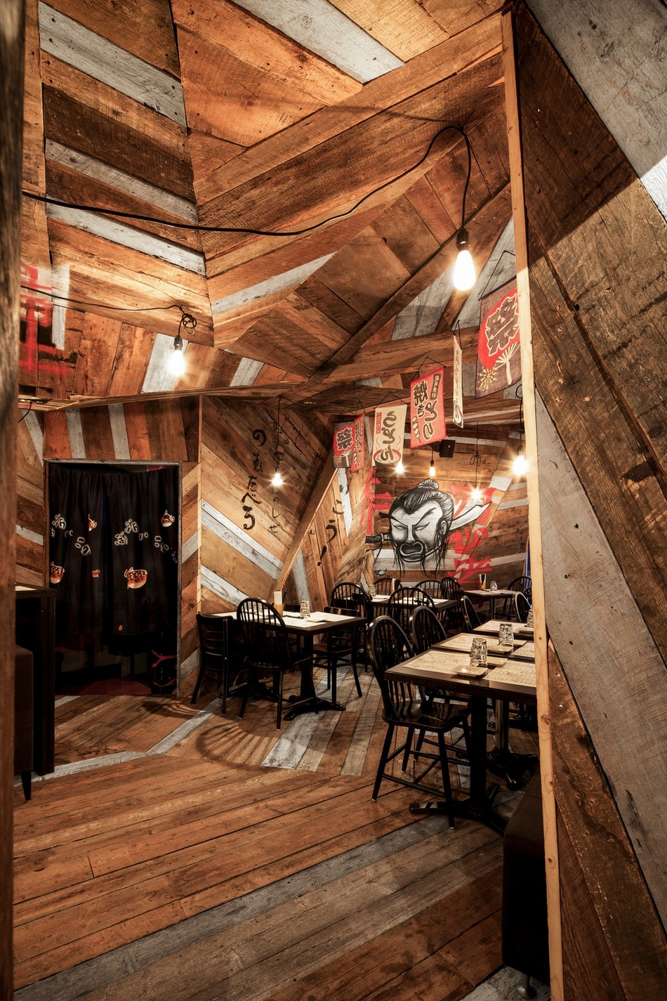 Яркий бар-ресторан внутри деревянного змея: Izakaya Kinoya