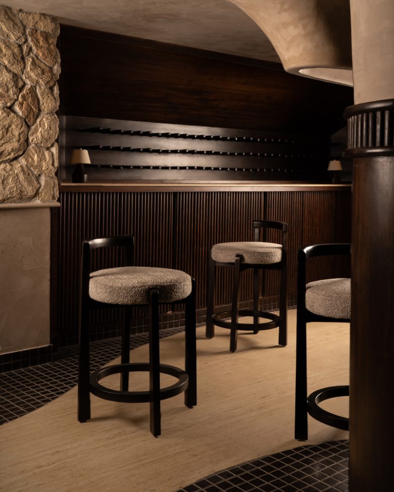 изогнутый высокий стол у стены с мягкими стульями CallMe Ten Restaurant