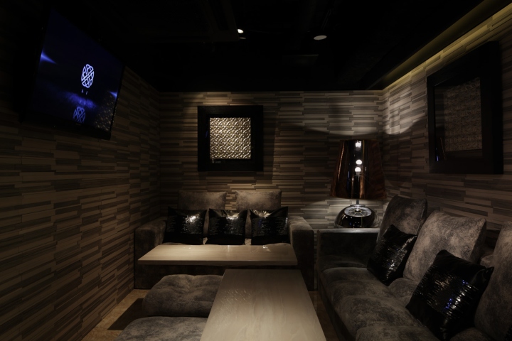 Интерьер VIP-зоны в сером цвете с серыми бархатными диванами