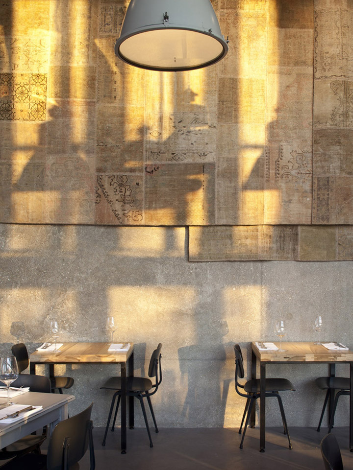 Декор стен ресторана Яффо в Тель-Авиве